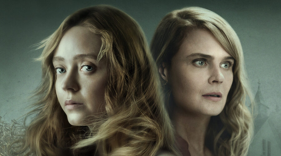 Da sinistra: Madeleine Arthur e Emily Deschanel nella key art de “Il Diavolo in Ohio”. Credits: Netflix.