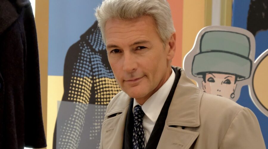 Roberto Farnesi (Umberto Guarnieri), qui in un posato per 