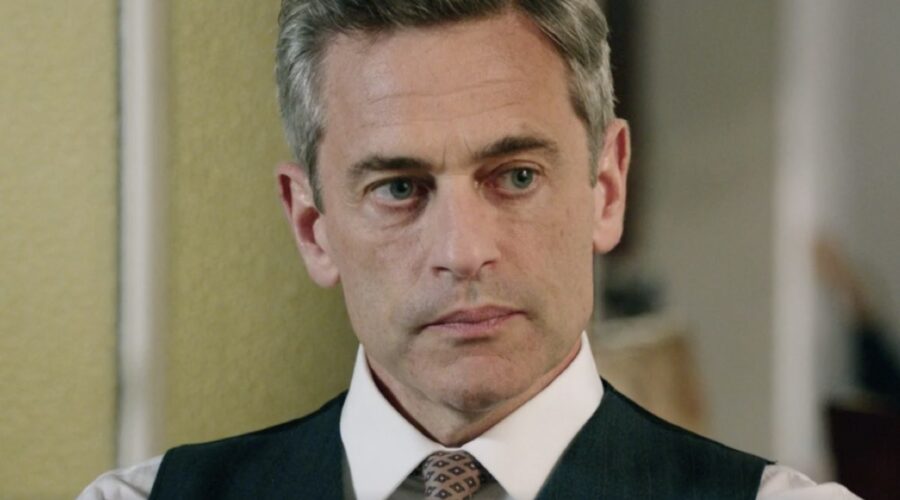 Massimo Poggio (Ezio Colombo) in una scena della puntata 50 de