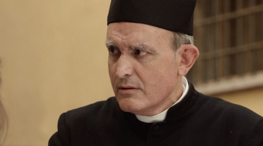 Andrea Lolli (Don Saverio) in una scena della puntata 12 de