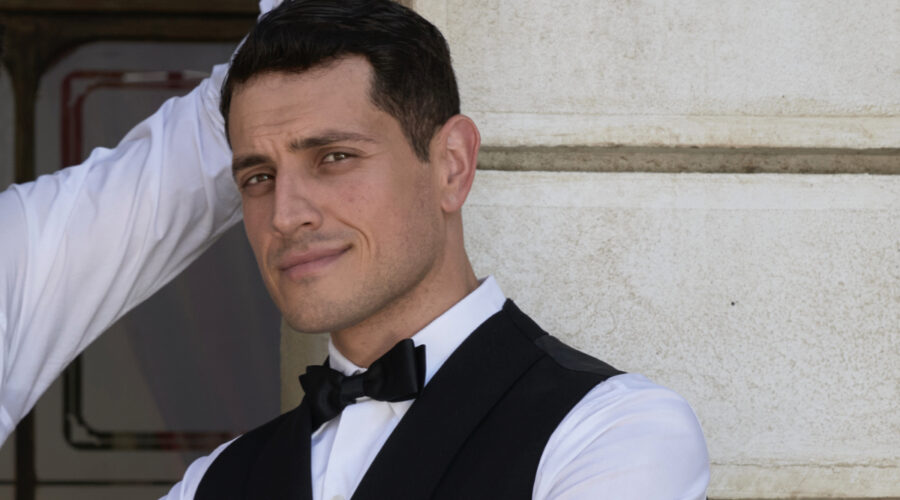 Emanuel Caserio (Salvatore Amato) in un posato per 