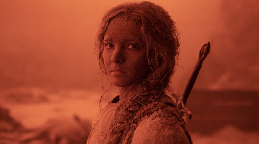 “Il Signore degli Anelli: Gli Anelli del Potere”, Morfydd Clark nei panni di Galadriel. Credits: Ben Rothstein/Prime Video.