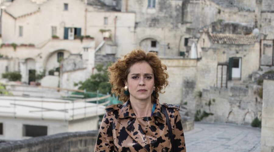 Vanessa Scalera (Imma Tataranni) in una scena della seconda stagione di 