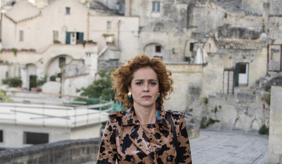 Vanessa Scalera (Imma Tataranni) in una scena della seconda stagione di