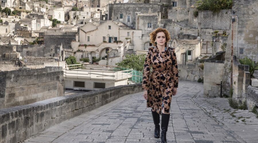 Vanessa Scalera (Imma Tataranni) in una scena della seconda stagione di