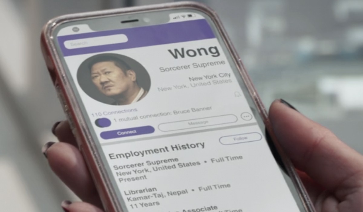 Immagine di Wong su smartphone nel terzo episodio di 