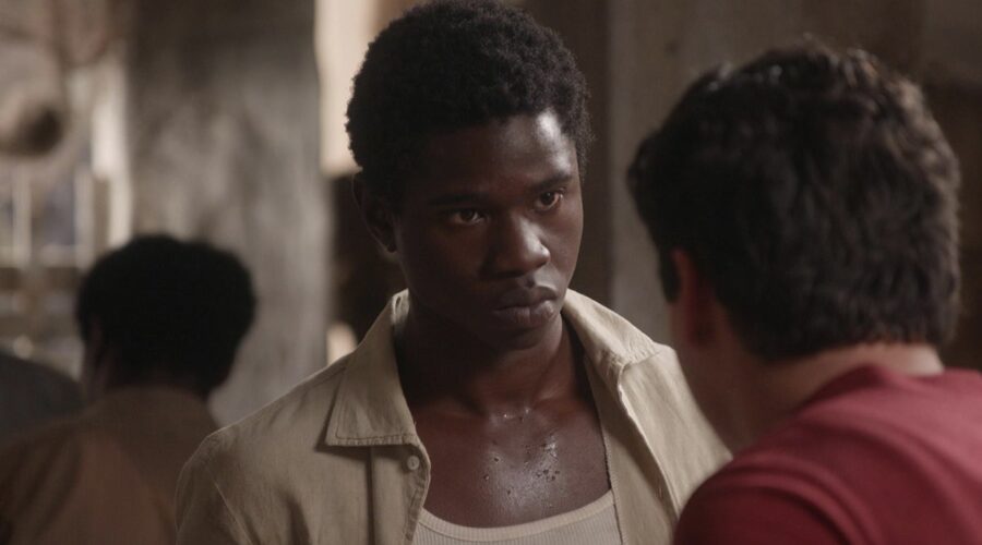 Iván Mendes (Kiros) in una scena di “Un altro domani”. Credits: Mediaset