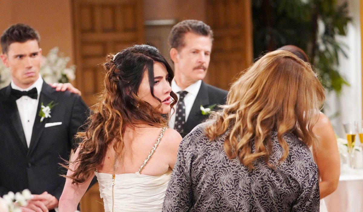 Da sinistra: Jacqueline Macinnes Wood e Kimberlin Brown in una scena di
