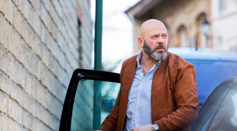 Joseph Malerba interpreta Crapaud in una scena di