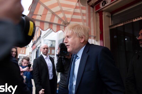 Da sinistra: Kenneth Branagh interpreta Boris Johnson in 