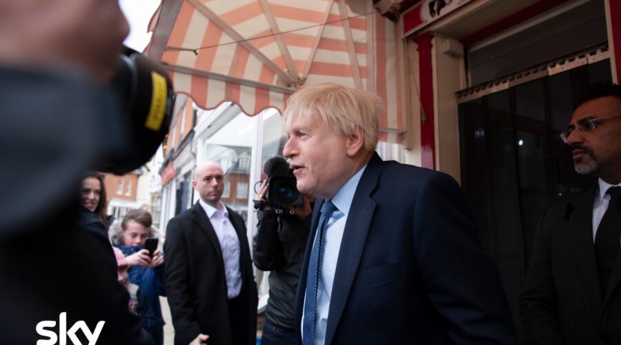 Da sinistra: Kenneth Branagh interpreta Boris Johnson in 