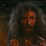 Lo Straniero (Daniel Weyman) nel secondo episodio de “Il Signore degli Anelli: Gli Anelli del Potere”. Credits: Cattura schermo/Prime Video.
