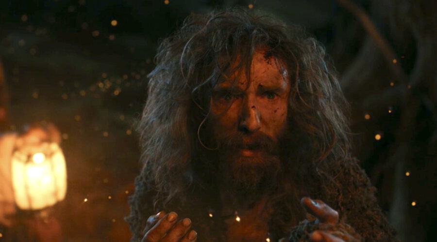 Lo Straniero (Daniel Weyman) nel secondo episodio de “Il Signore degli Anelli: Gli Anelli del Potere”. Credits: Cattura schermo/Prime Video.