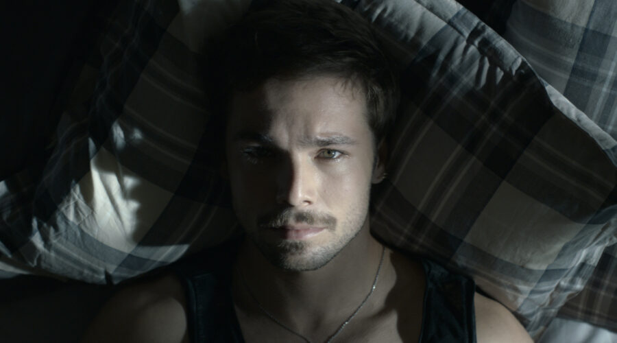 Carlos Cuevas in una scena di “Merlí. Sapere Aude“. Credits: Netflix Italia.