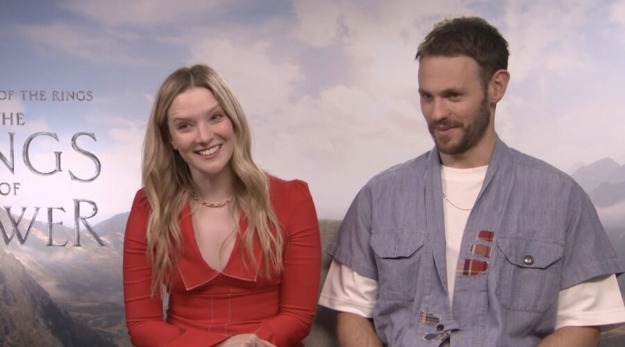 Da sinistra: Morfydd Clark e Charlie Vickers. Credits: Cattura schermo/Tvserial.it.