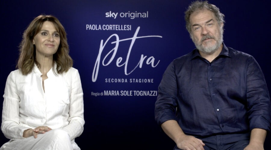 Intervista a Paola Cortellesi e Andrea Pennacchi per “Petra 2”. Credits: Cattura schermo/Tvserial.it.
