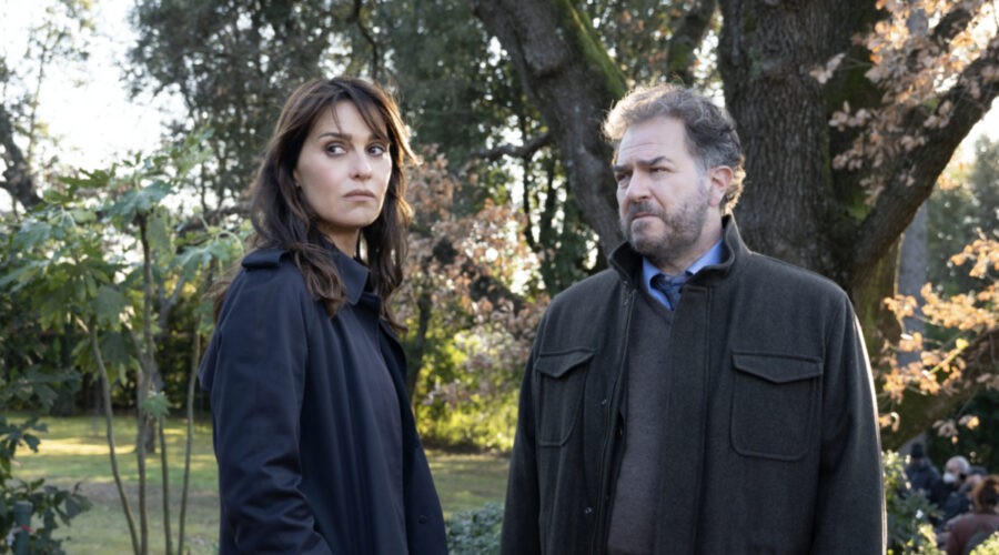 Da sinistra: Paola Cortellesi e Andrea Pennacchi in una scena della seconda stagione di “Petra” in onda su Sky. Credits: Sky Italia.