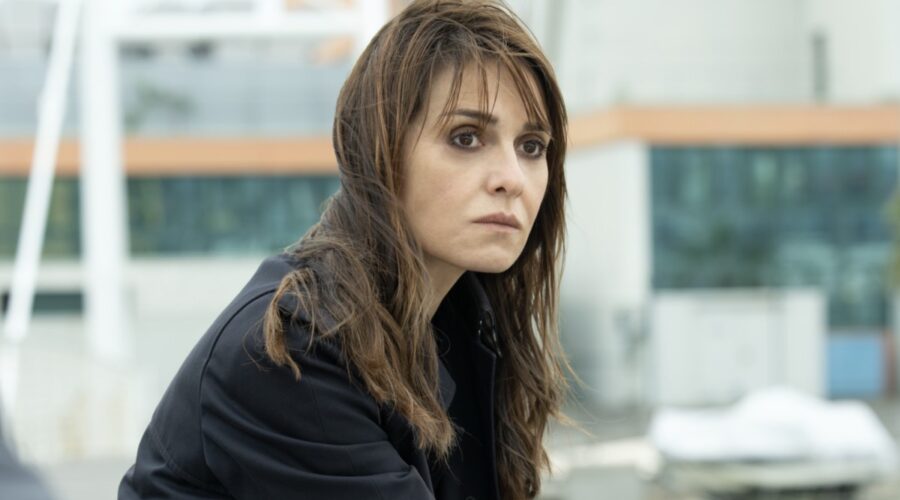 Al centro: Paola Cortellesi in una scena della seconda stagione di “Petra” in onda su Sky. Credits: Sky Italia.
