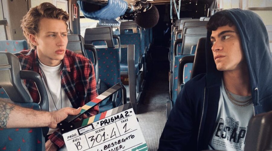 Uno scatto dal set della seconda stagione di “Prisma”: qui Mattia Carrano (a sinistra) e Lorenzo Zurzolo (a destra). Credits: Prime Video.