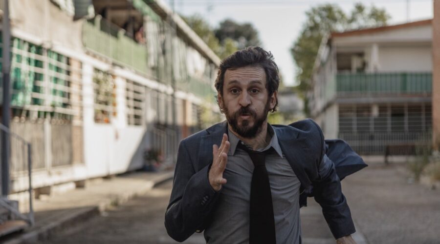 Raul Arevalo in una scena di 