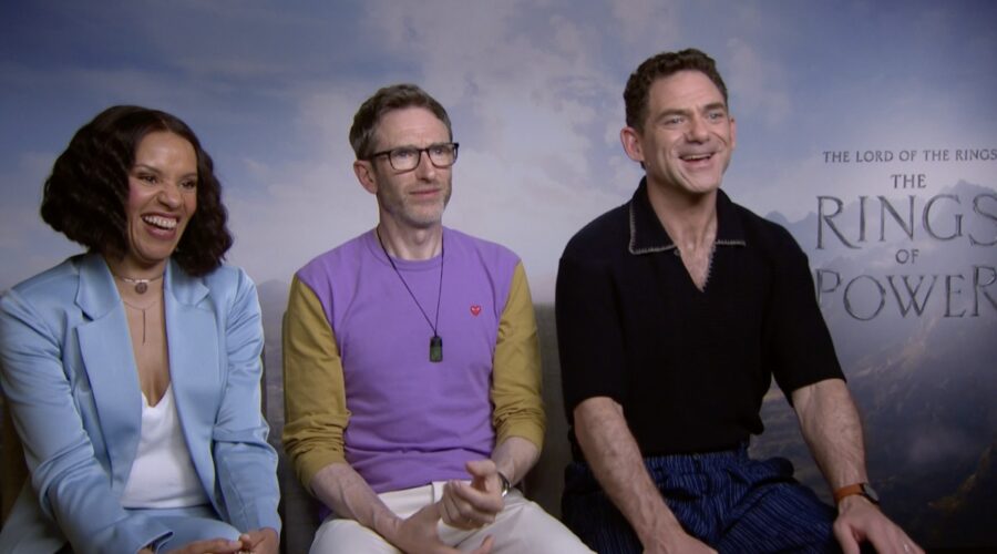 Da sinistra: Sara Zwangobani, Daniel Weyman e Dylan Smith. Credits: Cattura schermo/Tvserial.it