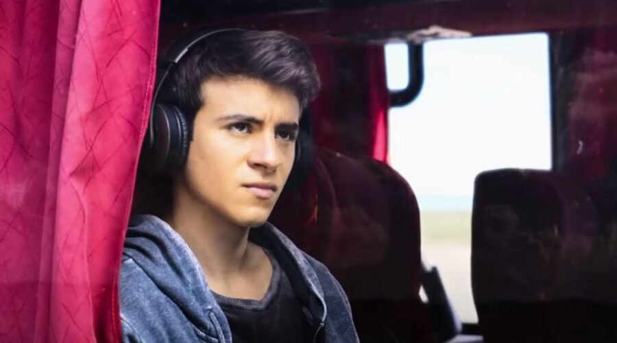 Screenshot di Pedro Maurizi nel ruolo di Eric dal trailer di