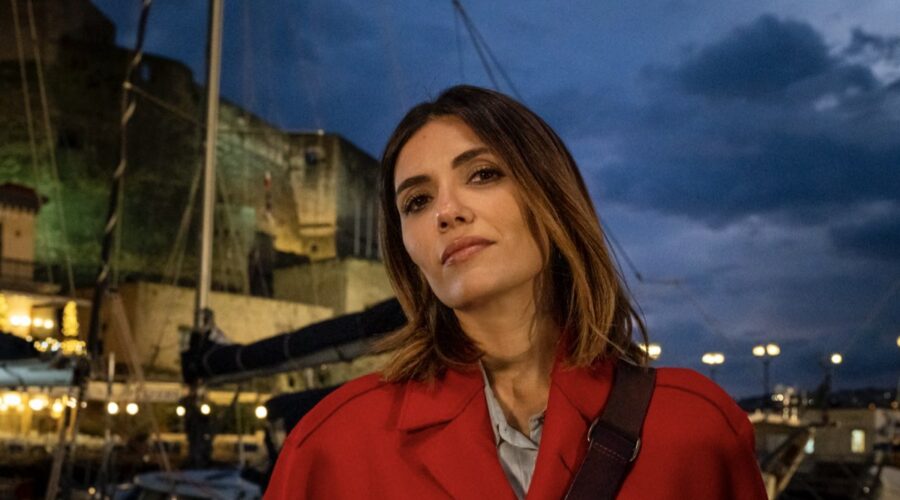 Serena Rossi (Mina Settembre) in un posato per