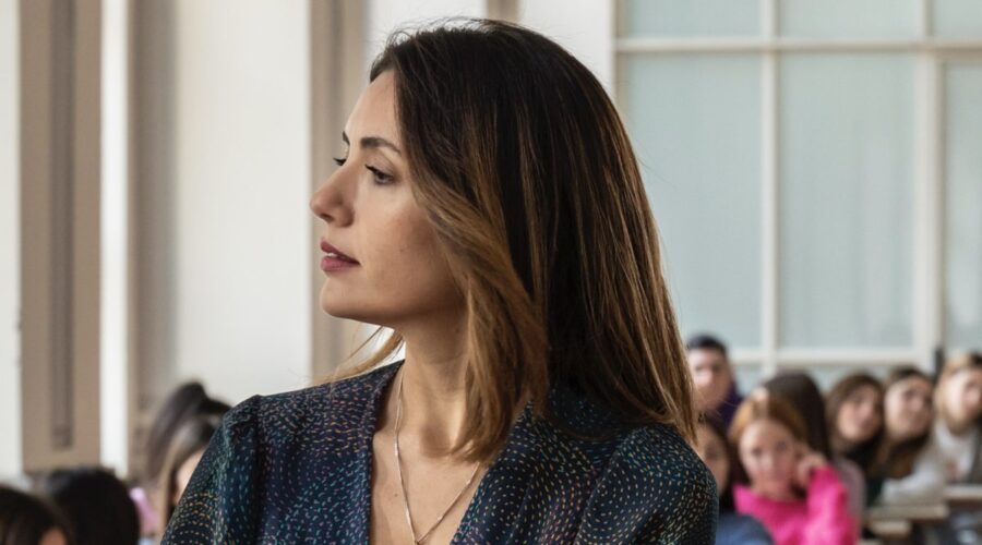 Serena Rossi (Mina Settembre) in una scena di 