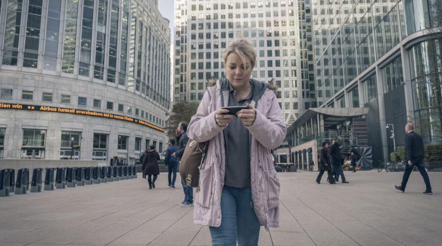 Sheridan Smith (Sam Cook) in una scena del primo episodio di 