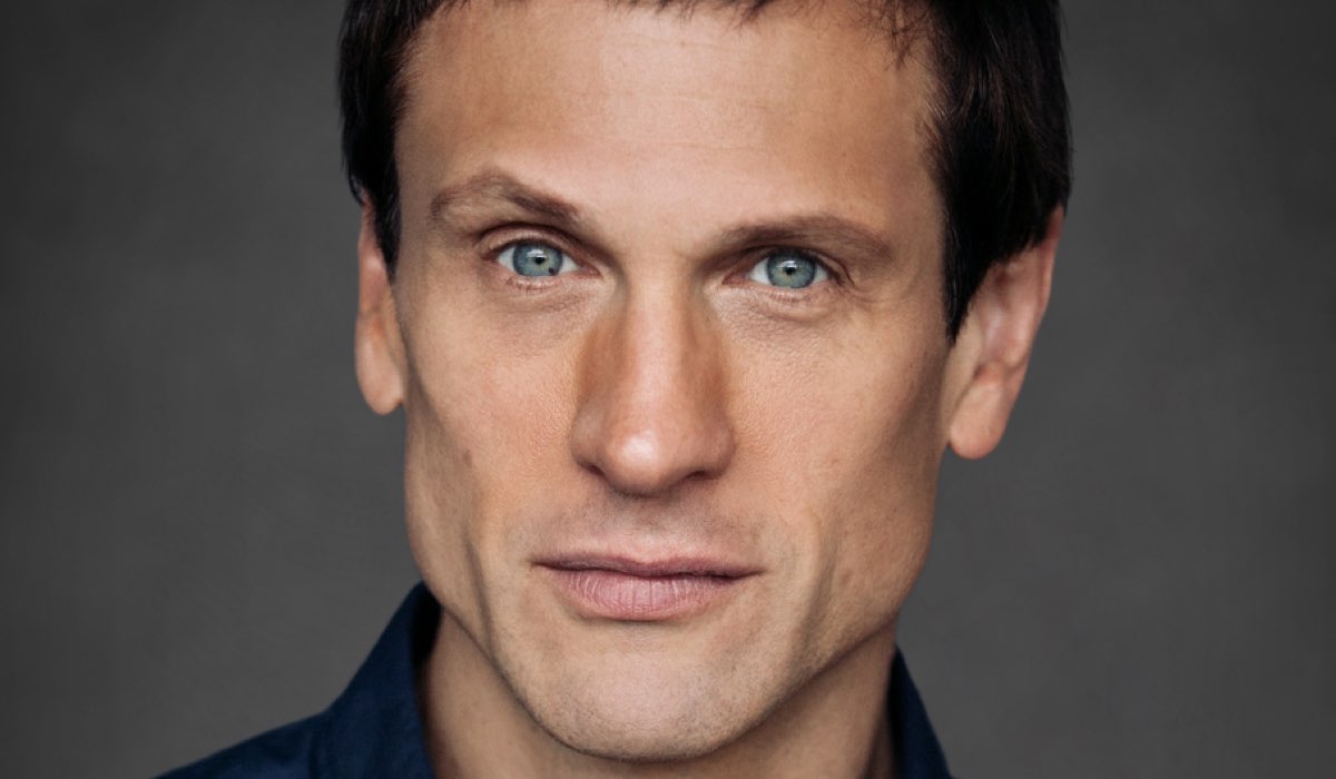 Simon Merrells interpreta Trevyn ne