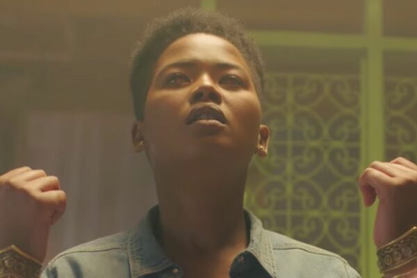 Sthandile Nikosi in una scena dal trailer di