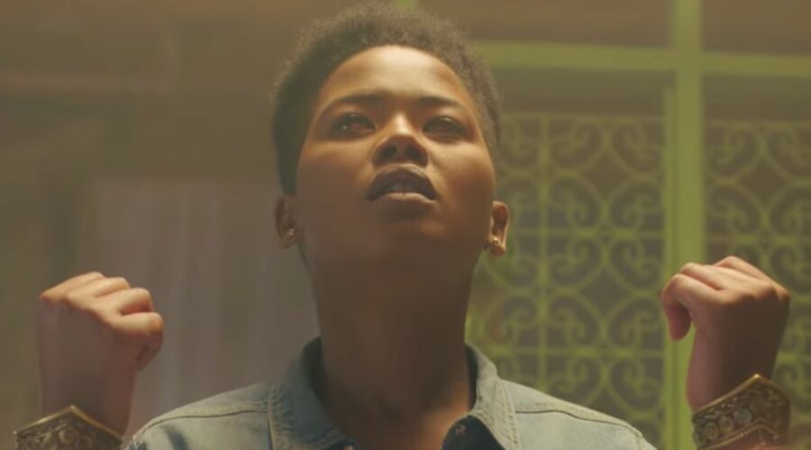 Sthandile Nikosi in una scena dal trailer di 