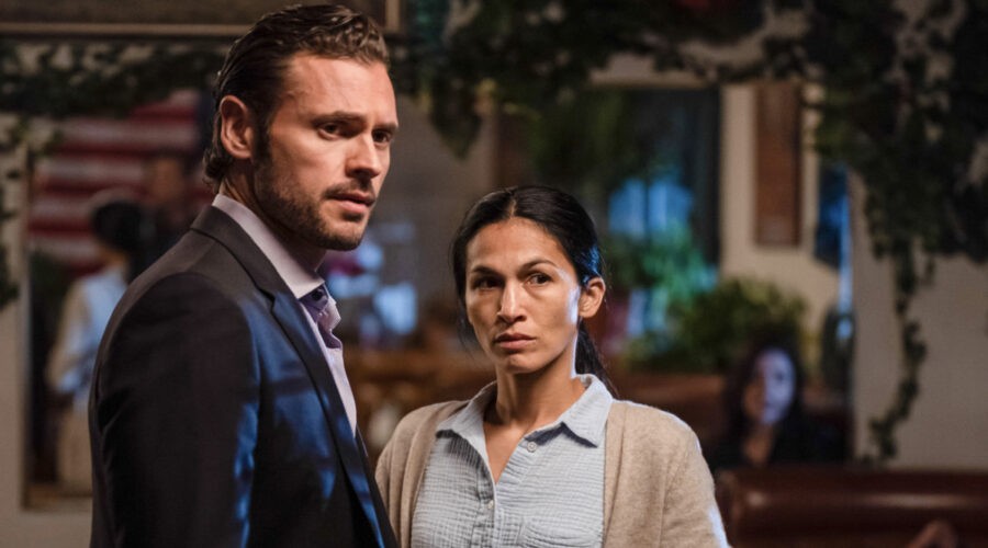 “The Cleaning Lady”, da destra: Elodie Yung (Thony) e Adan Canto (Arman Morales). Credits: RTI Mediaset.