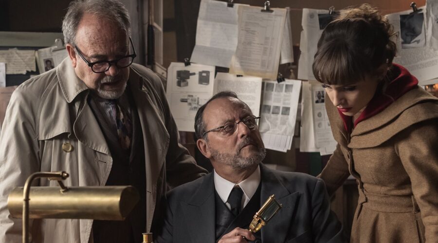 Da sinistra: Tito Valverde, Aura Garrido e Jean Reno in una scena di 