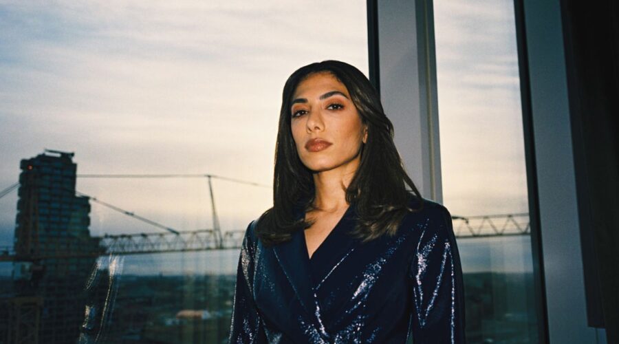 Evin Ahmad in una scena Di