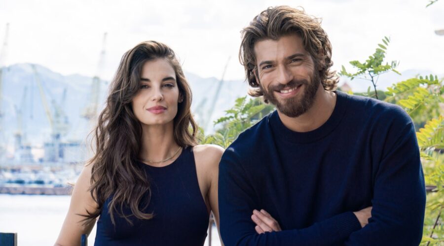 Da sinistra: Francesca Chillemi (Viola Vitale) e Can Yaman (Francesco Demir) in un posato per
