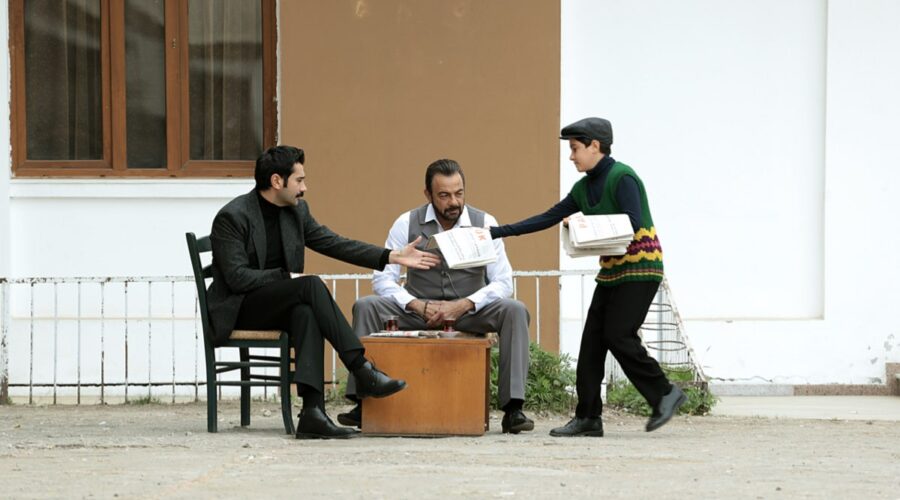 Da sinistra: Ugur Günes (Yilmaz)
 e Kerem Alisik (Fekeli) in una scena di