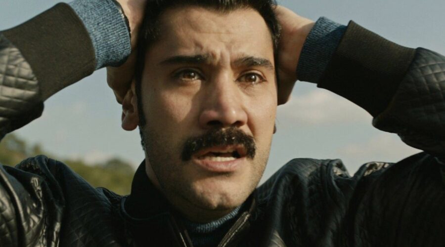 Ugur Günes (Yilmaz)
 in una scena di