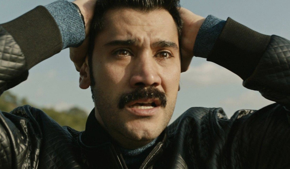 Ugur Günes (Yilmaz)
in una scena di