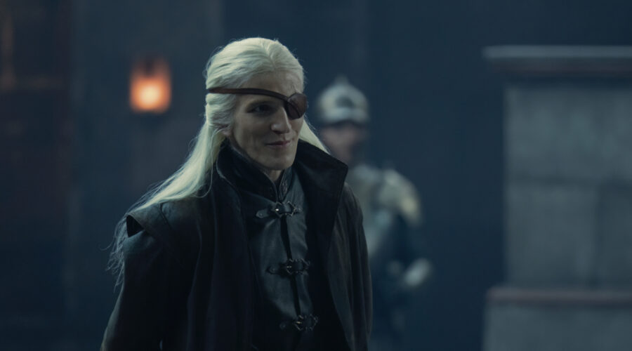Aemond Targaryen (Ewan Mitchell) in una scena del decimo episodio di “House of the Dragon”. Credits: Sky Italia.