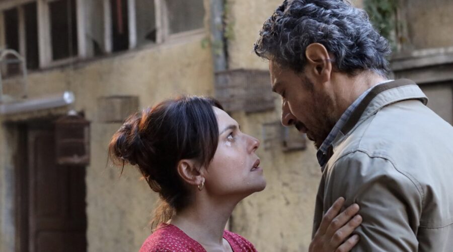 Da sinistra: Antonia Truppo (Anna) e Giuseppe Zeno (Raffaele Acampora) in una scena di