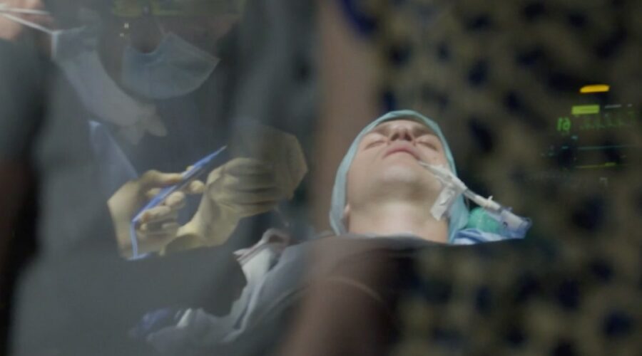 Ippazio Calogiuri (Alessio Lapice) In sala operatoria in una scena di