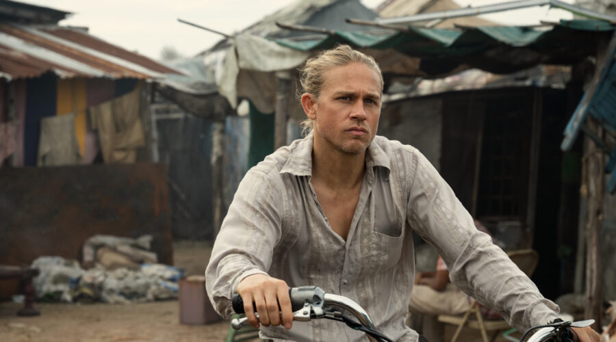Charlie Hunnam in una scena di “Shantaram”. Credits: Apple TV+.