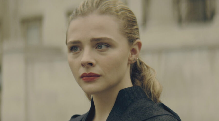 Chloë Grace Moretz In Una Scena Di Inverso - The Peripheral Credits Prime Video