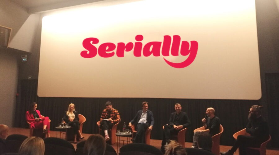 Da sinistra: Maddalena Del Debbio, Sara Pupin, Gianluca Gazzoli, Alessandro Mandelli, Massimo Vimini e autori di 3.33 alla conferenza Stampa un anno di Serially