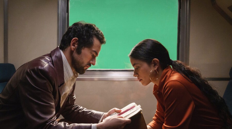 Da sinistra: Luis Gerardo Méndez e Paulina Gaitan in 