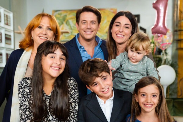 Da Sinistra: Sofia Piccirillo (Bianca), Marina Tagliafferi (Giulia), Michelangelo Tommaso (Filippo), Miriam Candurro (Serena), Greta Putaturo (Sofia) e Gennaro De Simone (Jimmy) in 
