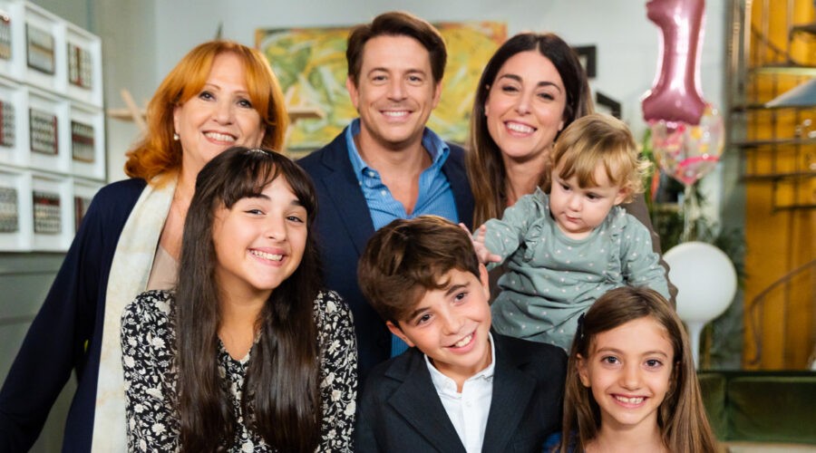 Da Sinistra: Sofia Piccirillo (Bianca), Marina Tagliafferi (Giulia), Michelangelo Tommaso (Filippo), Miriam Candurro (Serena), Greta Putaturo (Sofia) e Gennaro De Simone (Jimmy) in