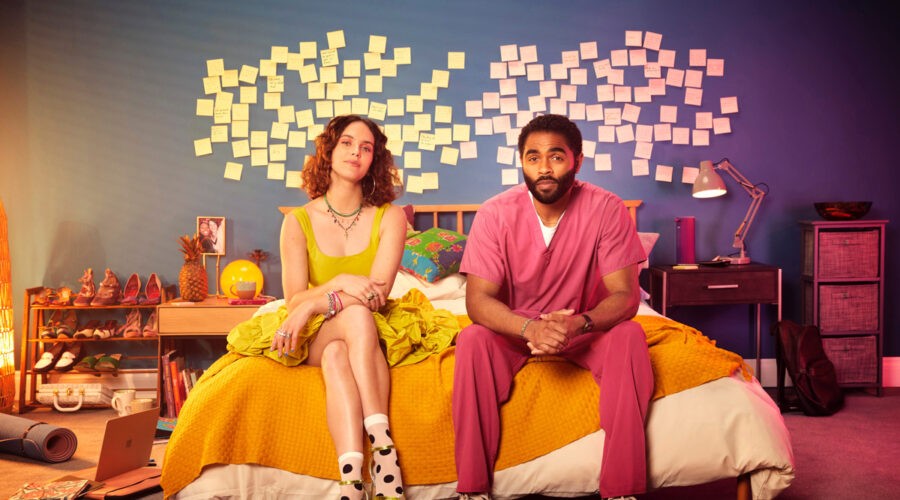 Da sinitra: Jessica Brown Findlay ed Anthony Welsh in una scena di 