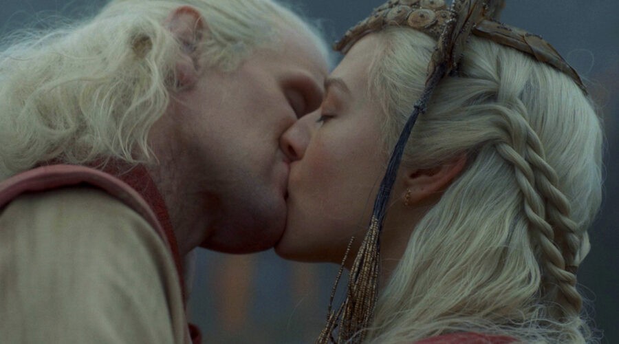 Da sinistra: Daemon (Matt Smith) e Rhaenyra (Emma D'Arcy) in un fotogramma dell'episodio 7 di “House of the Dragon”. Credits: Cattura schermo/Sky.